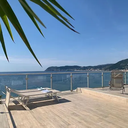 Attico Vista Mare Ad * Alassio